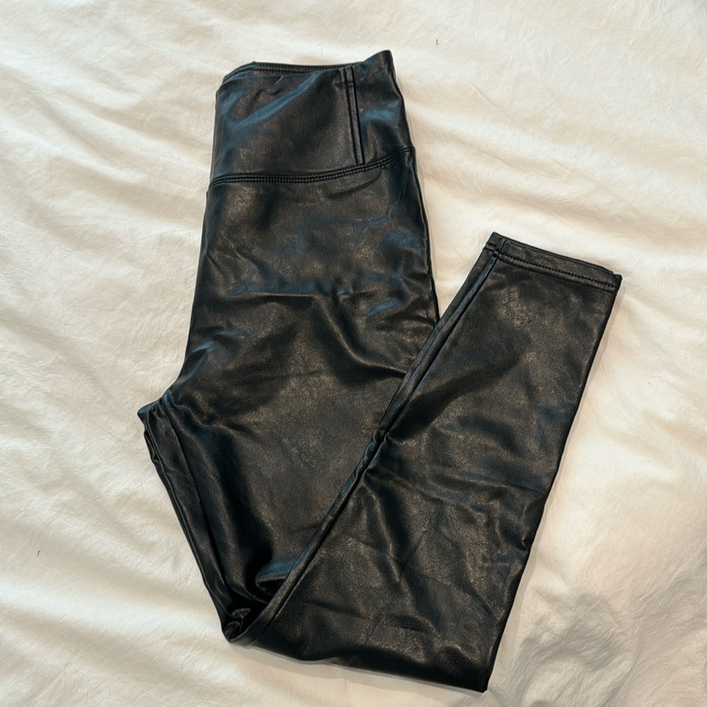 Shiny black skinny leggings